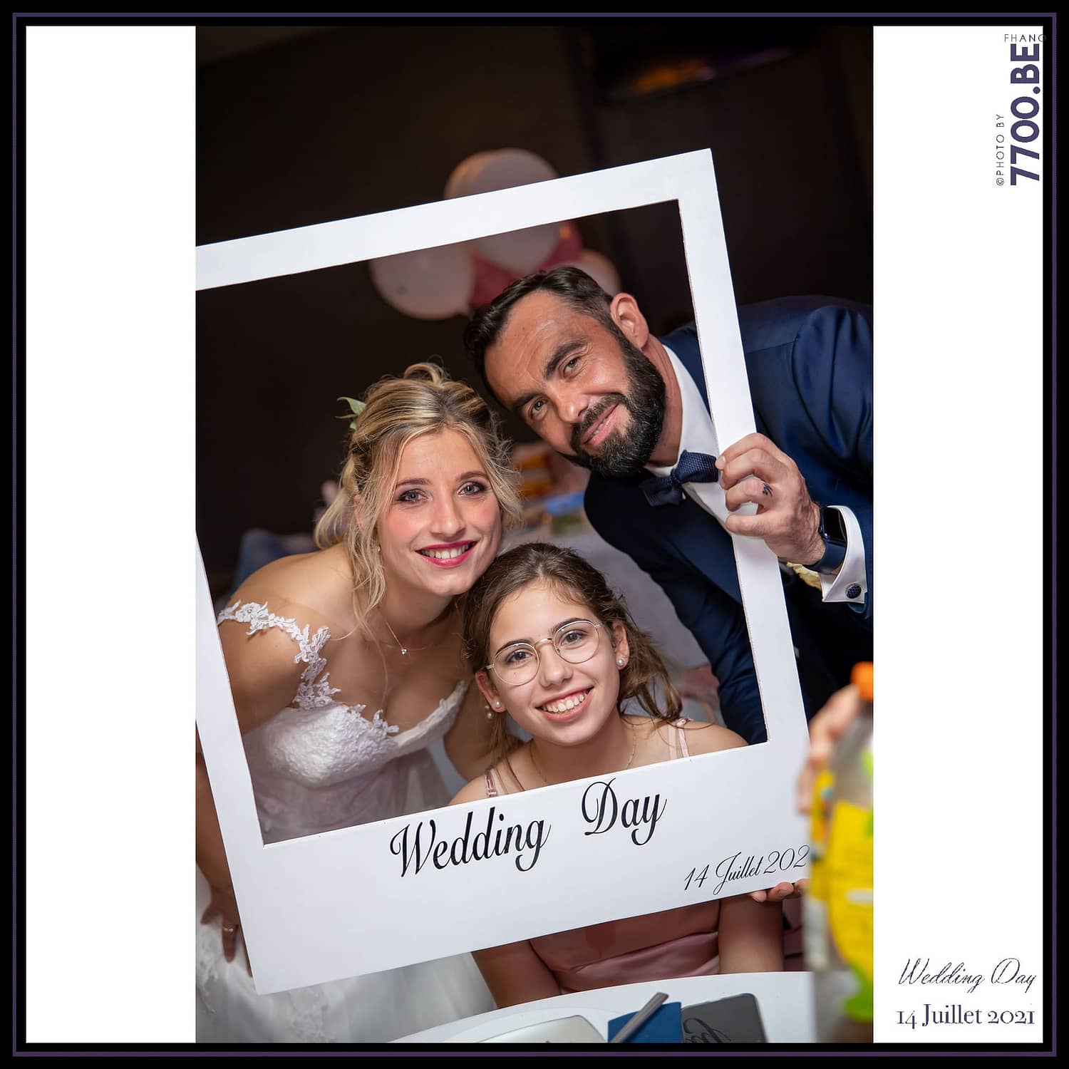 Séance photo avec cadre proposéé à table aux invités avec les mariés - Quelques photos © faites par le studio 7700BE et votre photographe Fhano lors du mariage de GERALDINE ET SEBASTIEN
